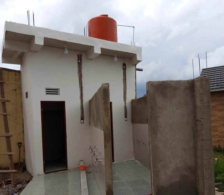 Gotong Royong Pemasangan Air dan Listrik Toilet